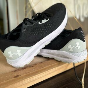 Black under armour hovr tennis shoes size 7 in women’s.